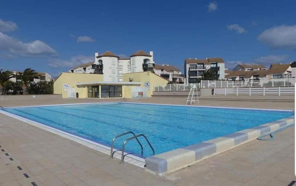 Superbe Appartement Avec Piscine Le Barcares Exterior photo